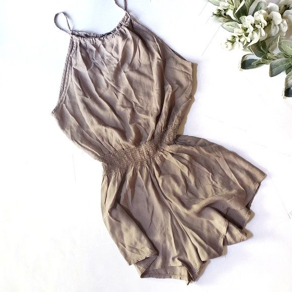 SOLD 🌸💝🌸 Brandy Melville Taupe Nude 🤎💜🤎 Romper Blanche Neutral Mini - Picture 5 of 10